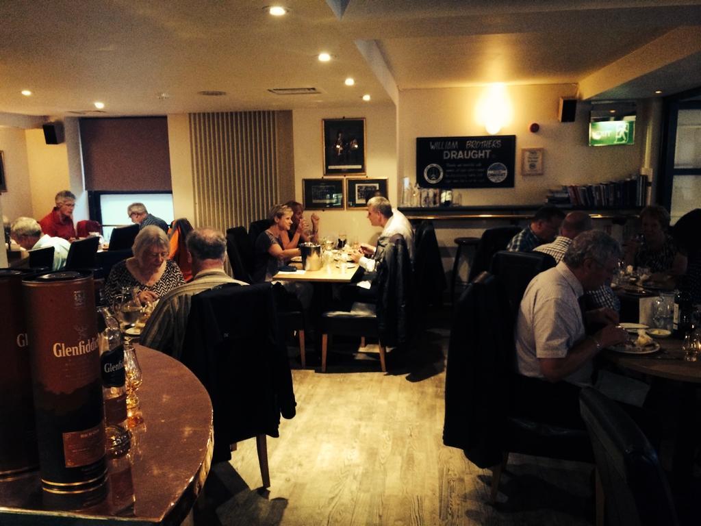 The Pipers' Tryst Hotel Glasgow Buitenkant foto